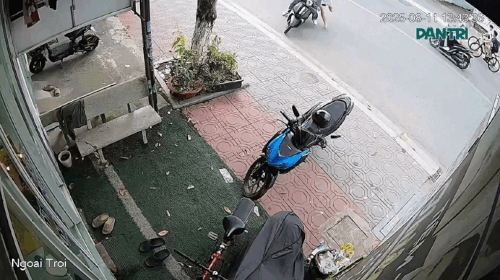 Đuổi bắt thanh niên vờ hỏi mua vàng rồi cướp giật ở TPHCM - 1 Đuổi bắt thanh niên vờ hỏi mua vàng rồi cướp giật ở TPHCM - 1
