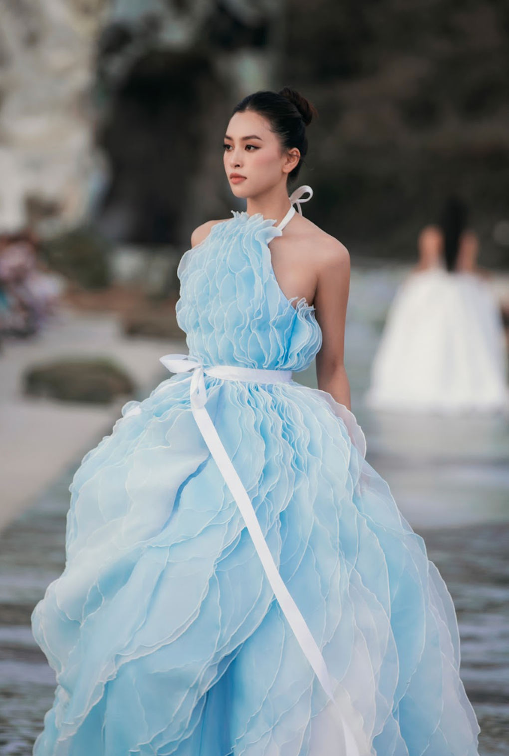 Hoa hậu Tiểu Vy làm vedette trong show diễn của nhà thiết kế Hà Thanh Việt - 3 Hoa hậu Tiểu Vy làm vedette trong show diễn của nhà thiết kế Hà Thanh Việt - 3