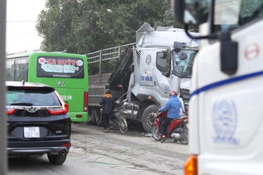 Xe chở gỗ ép đâm dải phân cách, quốc lộ 1A ách tắc kéo dài