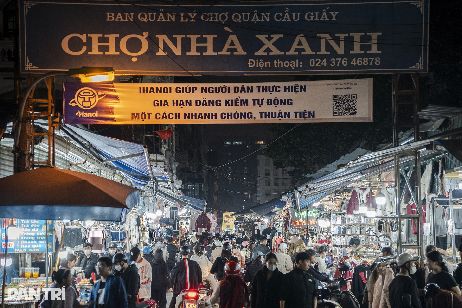 Đông kín khách mua sắm tới đêm muộn trên nhiều phố thời trang ở Hà Nội - 14 Đông kín khách mua sắm tới đêm muộn trên nhiều phố thời trang ở Hà Nội - 14