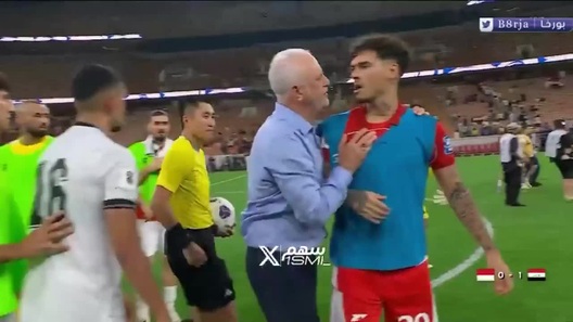 Trưởng đoàn Indonesia đẩy trọng tài Trung Quốc