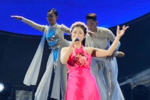 Du khách “cháy” hết mình trong đêm khai mạc Lễ hội du lịch hè Bình Định