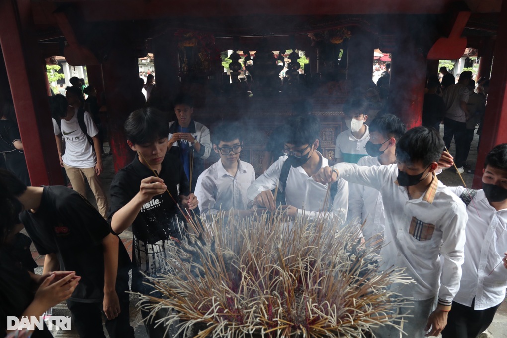 Sĩ tử đổ về Văn Miếu cầu may, chi hàng trăm ngàn đồng tiền lễ sớ - 3 Sĩ tử đổ về Văn Miếu cầu may, chi hàng trăm ngàn đồng tiền lễ sớ - 3