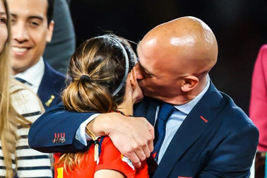 FIFA vào cuộc, Chủ tịch LĐBĐ Tây Ban Nha gặp họa vì nụ hôn gây phẫn nộ