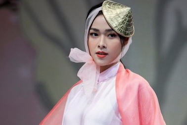 Diệp Bảo Ngọc  tỏa sáng trên sàn catwalk