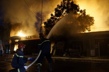 Cháy lớn tại bãi gỗ trên đường Lê Thánh Tông, Hải Phòng