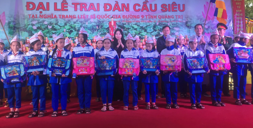 Trao học bổng cho gần 90 học sinh, sinh viên con em cựu quân nhân, gia đình chính sách - 4