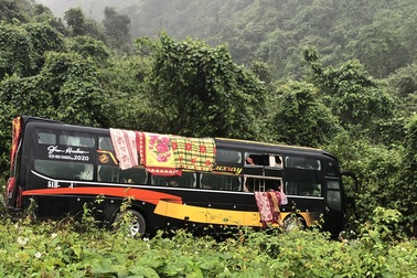 Xe khách lao xuống vực, hàng chục người hoảng loạn đập kính thoát thân