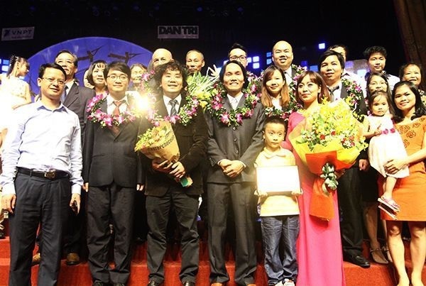 Nụ cười rạng ngời của các “Nhân tài Đất Việt” sau phút đăng quang - 2 Giải nhất CNTT Triển vọng - Nhóm nghiên cứu thuộc Trung tâm Quốc tế Nghiên cứu và Phát triển Công nghệ định vị sử dụng vệ tinh (NAVIS) - Trường Đại học Bách Khoa Hà Nội và người thân mừng chiến thắng