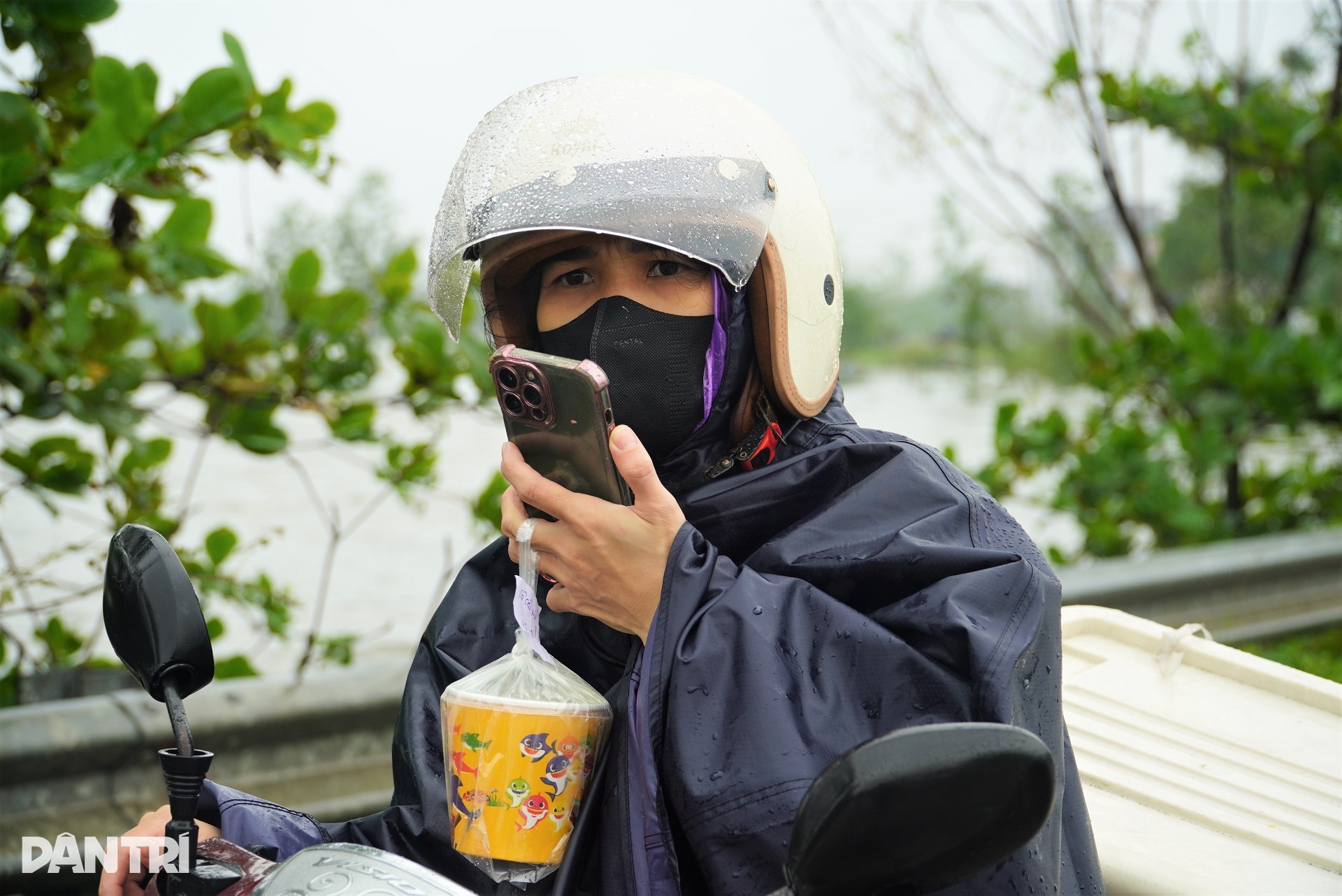 Nhiều tuyến đường ở Hà Tĩnh ngập nước lũ, tài xế ô tô chật vật xoay xở  - 3