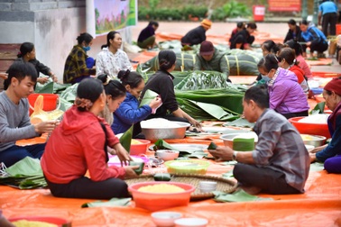 Hàng nghìn chiếc “bánh nghĩa tình” gửi vào miền Trung ruột thịt
