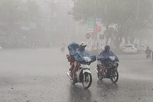 Huế: Phụ huynh đưa con đi làm thủ tục thi trong lốc lớn, mưa dữ dội