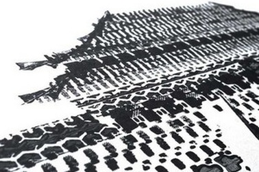 Vẽ tranh tuyệt đẹp bằng... lốp xe đạp