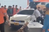 Tài xế say xỉn gây gổ, lao xe vào đám đông có thể bị xử lý ra sao?