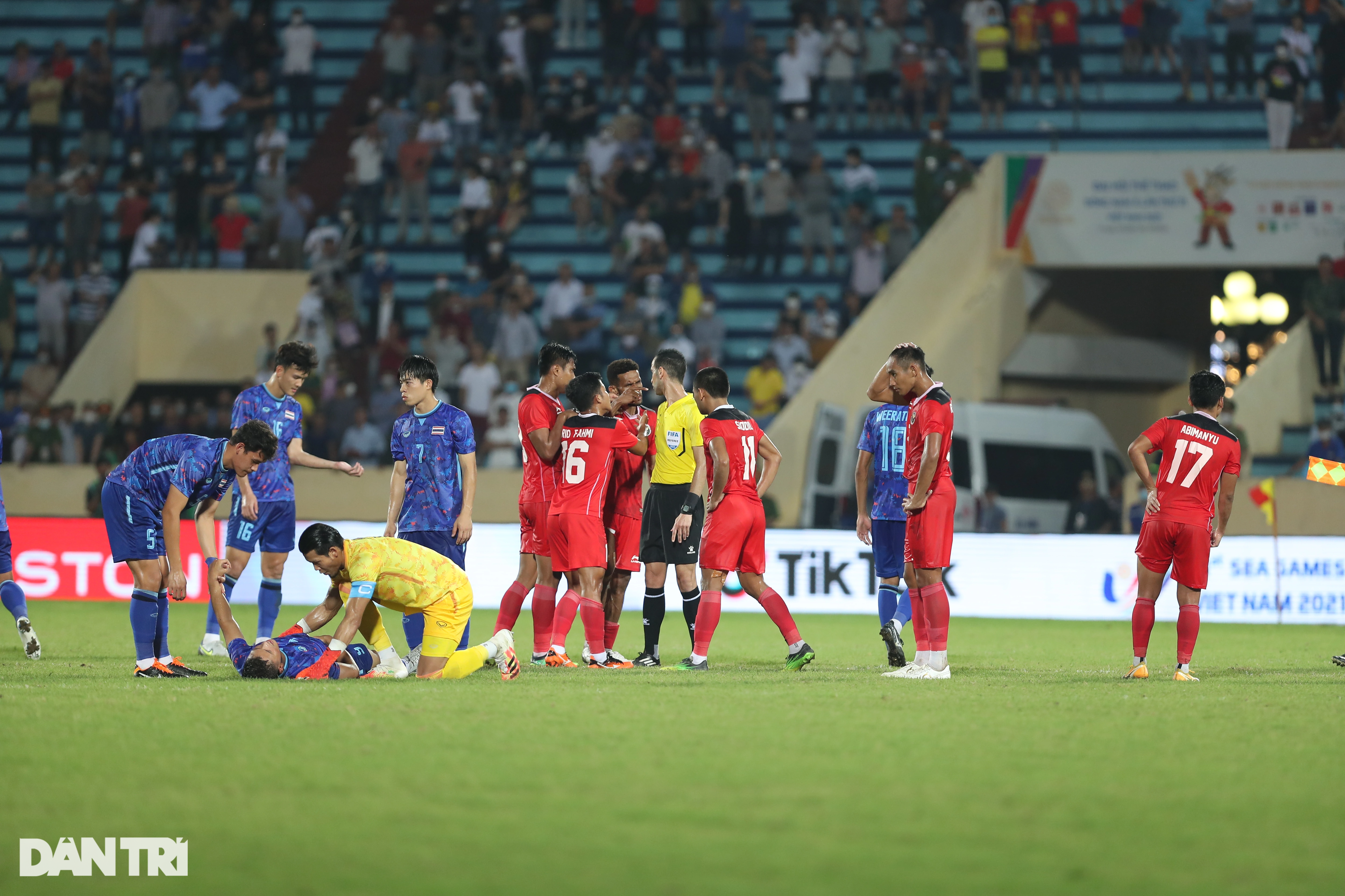 Màn xô xát giữa U23 Thái Lan và U23 Indonesia cùng 4 thẻ đỏ trong 3 phút - 3 Màn xô xát giữa U23 Thái Lan và U23 Indonesia cùng 4 thẻ đỏ trong 3 phút - 3