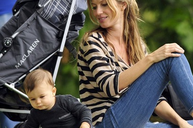 Gisele Bundchen vui chơi với con ngoài công viên