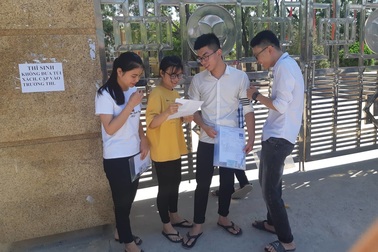 Nghệ An: Đình chỉ một thí sinh vì mang điện thoại vào phòng thi