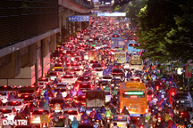 Giao thông hỗn loạn bất chấp phân làn, đường Nguyễn Trãi ùn ứ trong mưa