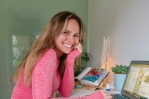 Cô gái 27 tuổi làm việc tự do kiếm được 10.000 USD/tháng