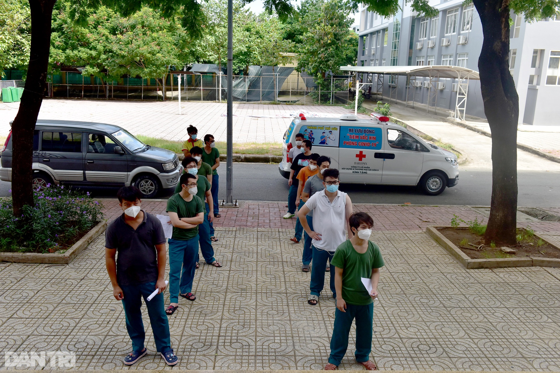 Theo chân xe lưu động tiêm vắc xin ở các khu dân cư, điểm cách ly tại TPHCM - 7