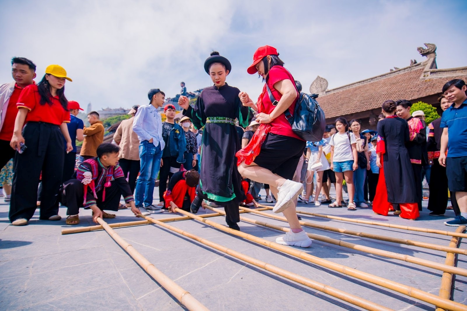 Fansipan több ezer turistát fogad a 2024-es Rizsfesztiválra - 6 Fansipan đón hàng nghìn du khách đến vui chơi Lễ hội dơn thóc 2024 - 6