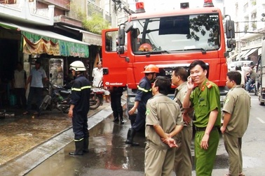Cả khu phố náo loạn vì căn nhà vắng chủ bốc cháy