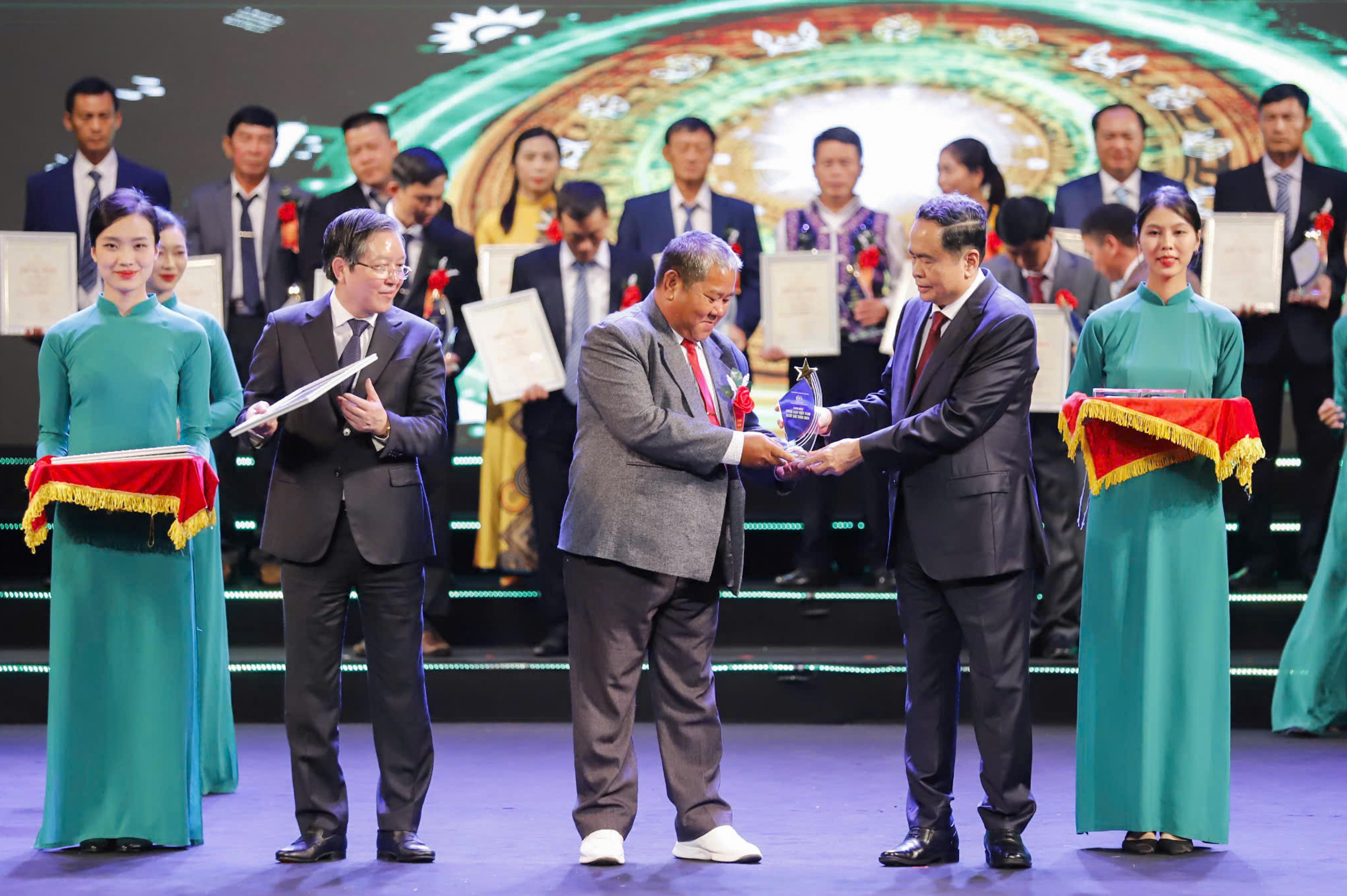 កសិករវៀតណាមដែលពឹងលើខ្លួនឯងនិងមានគំនិតច្នៃប្រឌិតនាំប្រទេសចូលក្នុងយុគសម័យថ្មី - ២ Nông dân Việt Nam tự cường, sáng tạo đưa đất nước bước vào kỷ nguyên mới - 2