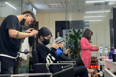 Nhận thưởng Tết, chị em chạy đua "giải ngân" mua sắm làm đẹp kệ tắc đường