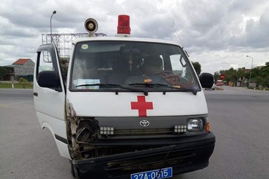 Tài xế xe cứu thương vác dao chém người sau va chạm giao thông?