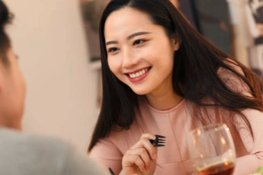 Vừa định tỏ tình, bạn gái hỏi một câu khiến tôi "ngã ngửa"