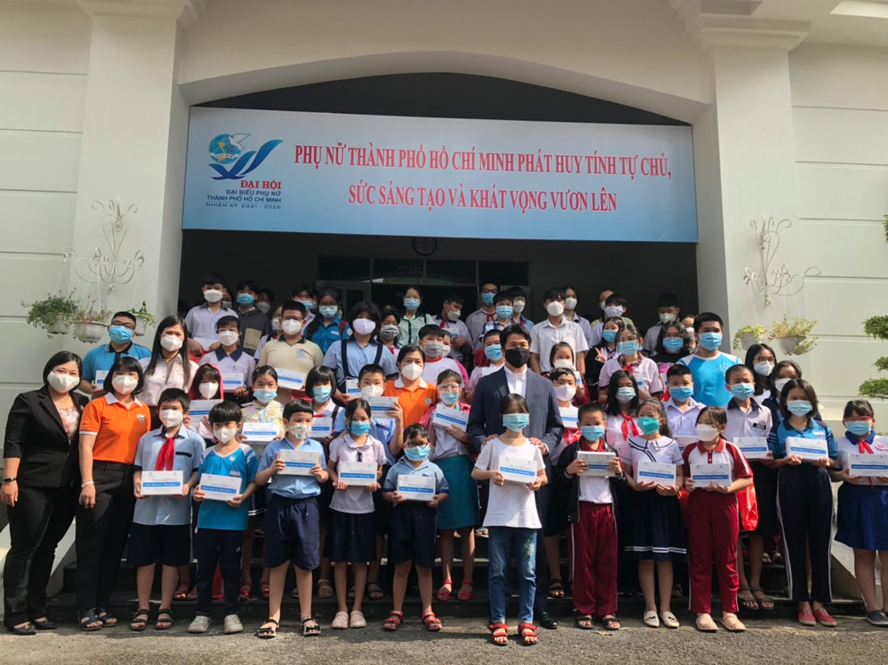 Tokio Marine Insurance hỗ trợ máy tính bảng cho 250 học sinh khó khăn - 1 Tokio Marine Insurance hỗ trợ máy tính bảng cho 250 học sinh khó khăn - 1