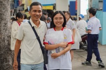 Thí sinh TPHCM rạng rỡ sau buổi thi, nhiều em nhận định đề "dễ thở"