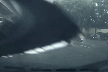 Ô tô chuyển làn bất cẩn, tạt ngã xe máy rồi bỏ đi