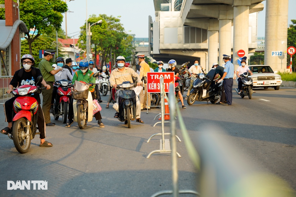 Hà Nội: Ngày đầu triển khai 39 chốt kiểm soát liên ngành tại vùng đỏ - 1 Hà Nội: Ngày đầu triển khai 39 chốt kiểm soát liên ngành tại vùng đỏ - 1