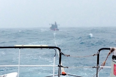 Tàu cá cùng 11 ngư dân Đà Nẵng bị hỏng máy, trôi tự do