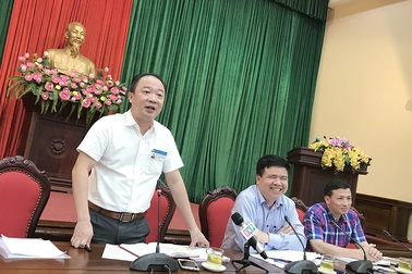 Công an Hà Nội điều tra việc bao cao su nổi trắng Hồ Tây