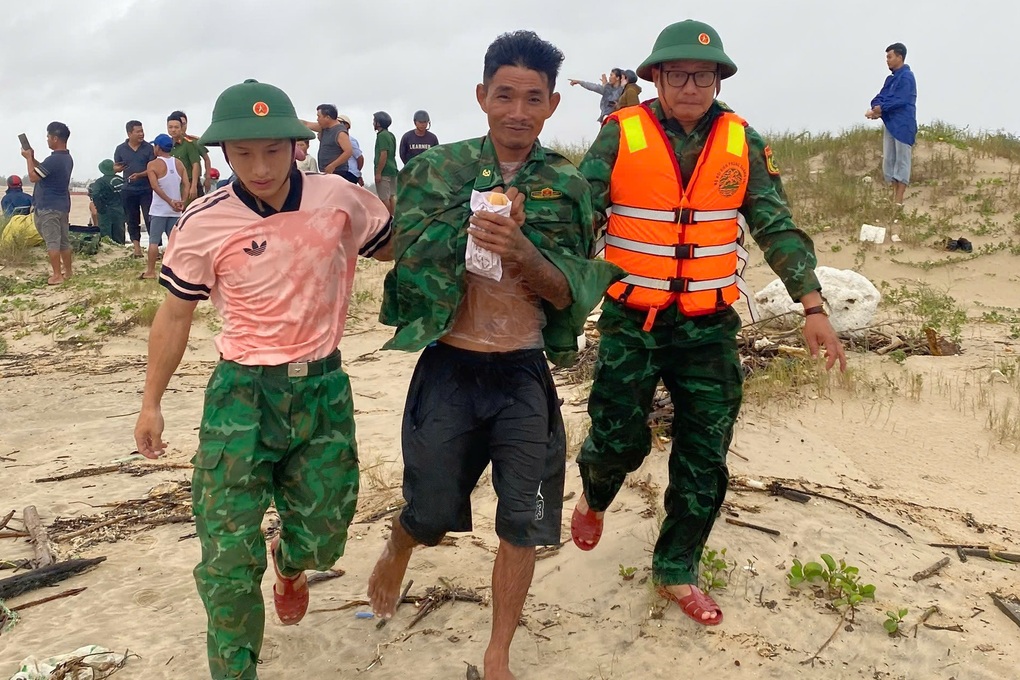 Đang giải cứu 10 thuyền viên trên 2 tàu gặp nạn khi vào bờ trú bão Bualoi - 2 Đang giải cứu 10 thuyền viên trên 2 tàu gặp nạn khi vào bờ trú bão Bualoi - 2