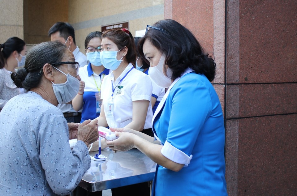 Nhiều nơi phát khẩu trang, hướng dẫn người nhà bệnh nhân phòng ngừa corona - 5 Nhiều nơi phát khẩu trang, hướng dẫn người nhà bệnh nhân phòng ngừa corona - 5