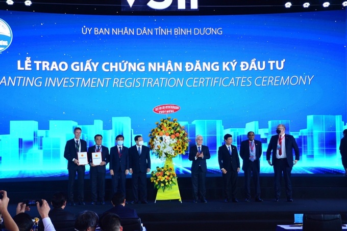 UBND tỉnh Bình Dương trao chứng nhận đăng ký đầu tư cho doanh nghiệp.