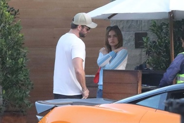 Liam Hemsworth và Gabriella Brooks sành điệu trên phố