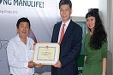 Manulife Việt Nam sẻ chia món quà cuộc sống với Chương trình Hiến máu 2012