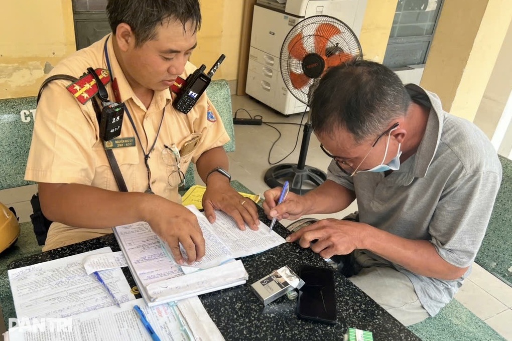 Uống bia sau đám tang, người đàn ông bị CSGT TPHCM xử phạt - 2 Uống bia sau đám tang, người đàn ông bị CSGT TPHCM xử phạt - 2