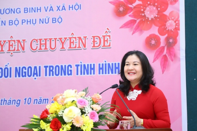 Thứ trưởng Nguyễn Thị Hà chúc mừng chị em phụ nữ Bộ LĐ-TB&XH nhân ngày 20/10.