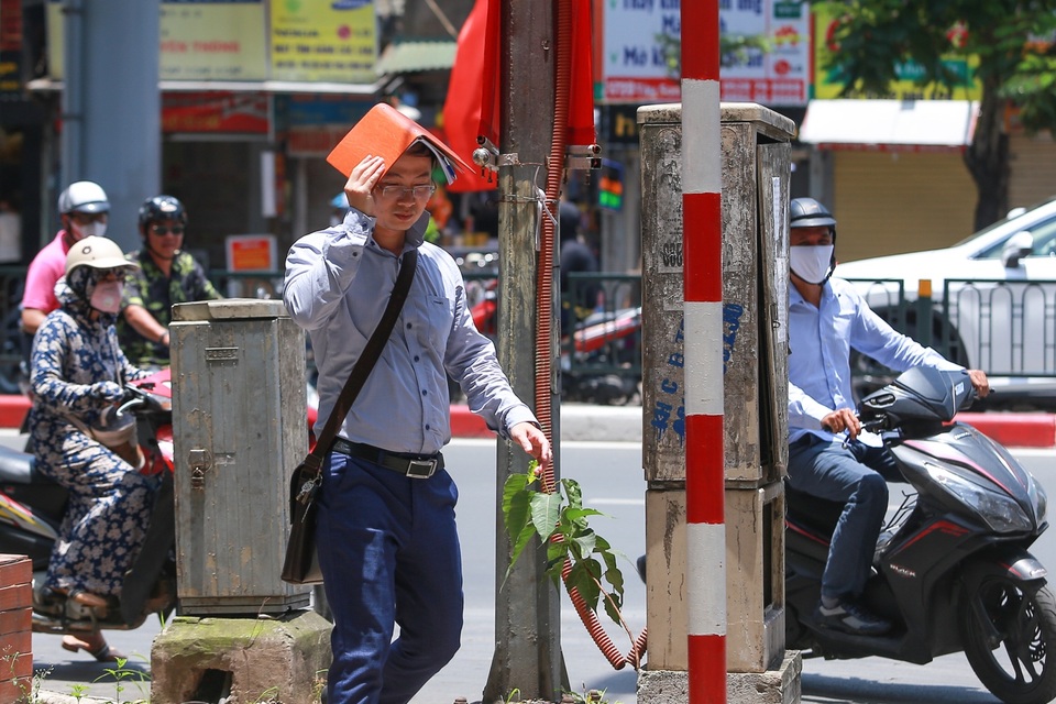 Người dân Hà Nội chật vật dưới nắng nóng như đổ lửa giữa trưa hè - 6 Người dân Hà Nội chật vật dưới nắng nóng như đổ lửa giữa trưa hè - 6