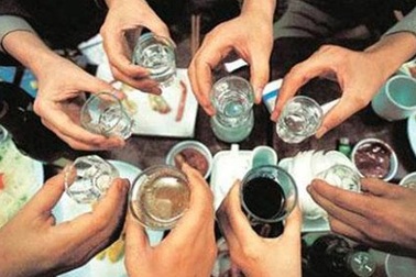 Khóc dở mếu dở phụ huynh người yêu là “tiên tửu”