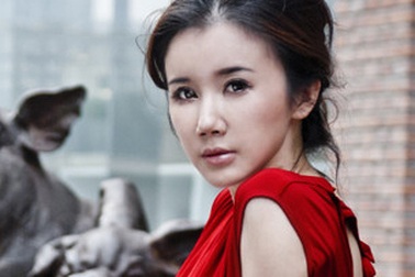 “Mỹ nhân tụt váy” Tôn Phi Phi ngày càng khác lạ