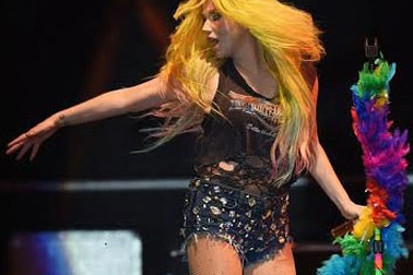 Diễn quá sung, Kesha lộ vòng ba trước mắt khán giả