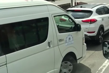 Phẫn nộ xe ô tô nhất quyết không nhường đường dù xe cứu thương hú còi inh ỏi