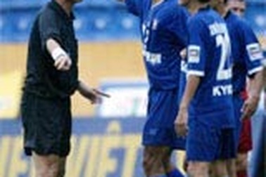 Trọng tài Lê Văn Tú có vấn đề? 