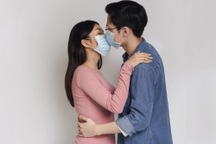 Có nên kiêng "quan hệ" sau khi khỏi Covid-19 để hồi phục sức khỏe?